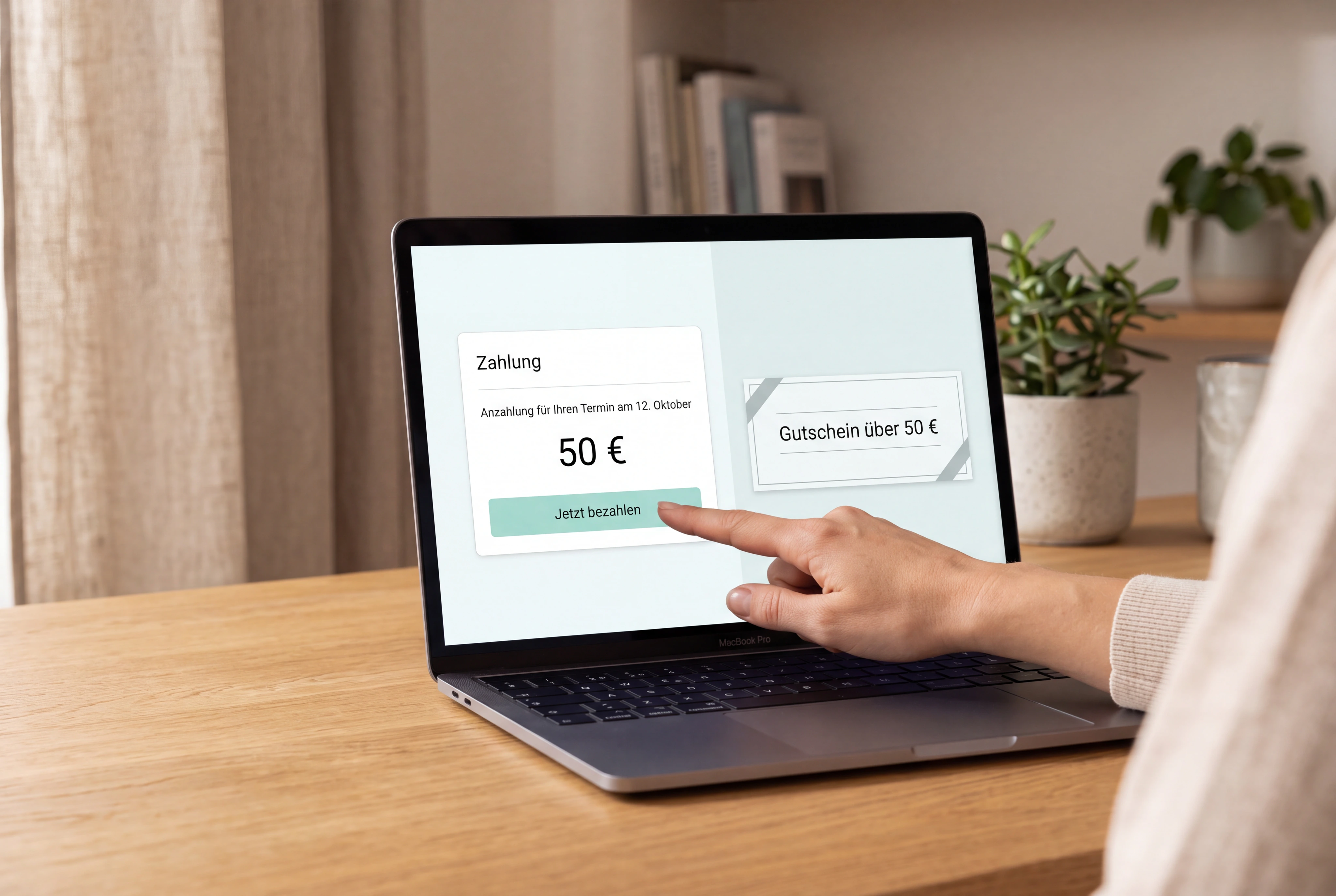 Eine Kundin bestätigt auf einer klaren Zahlungsseite die vereinbarte Anzahlung für einen Termin; daneben liegt ein hochwertiger digitaler Gutschein auf dem Bildschirm. Vertrauenswürdig, ruhig, keine Shop-Überladung.