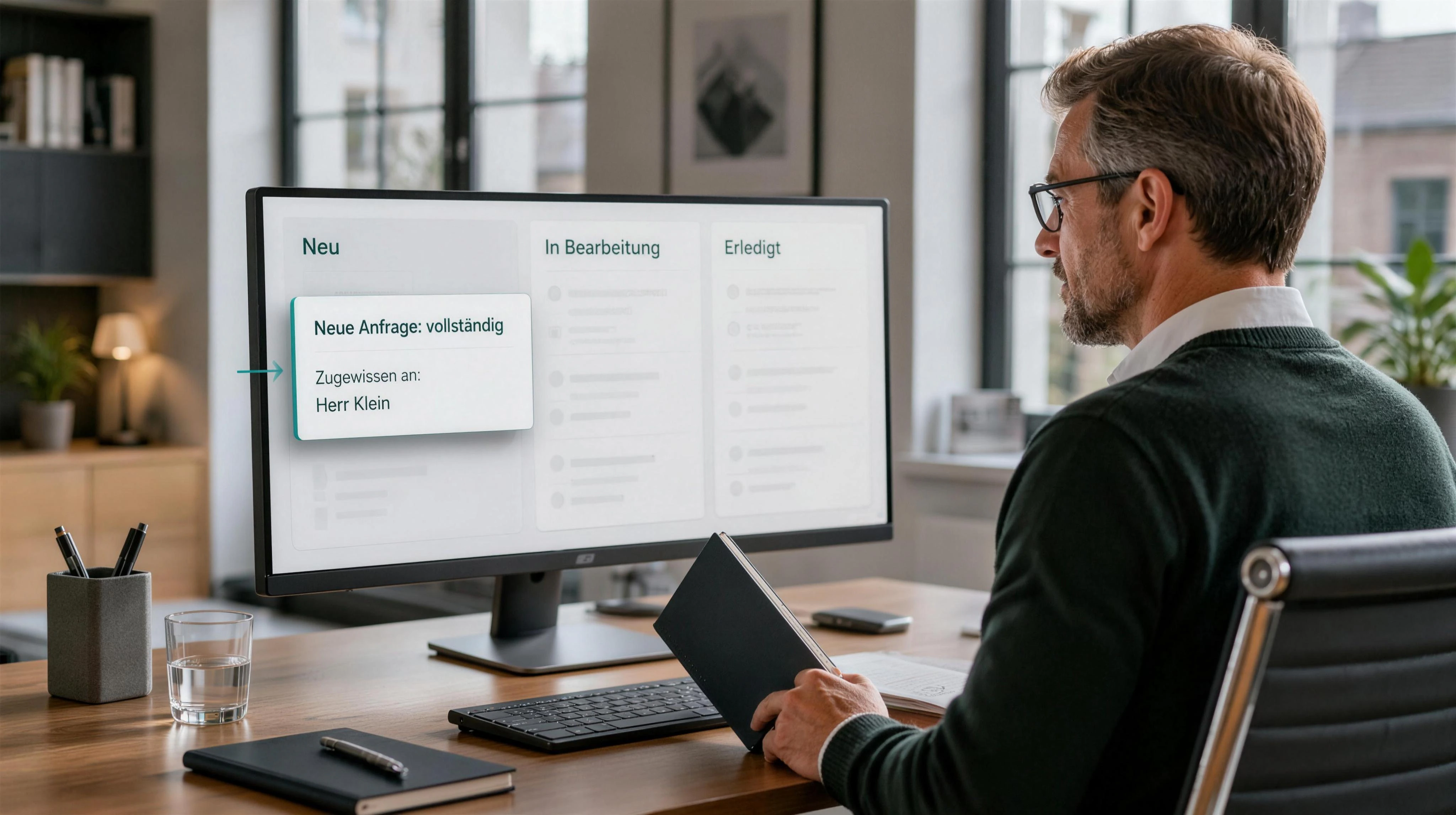 Kleine professionelle Beratung: neue Website-Anfrage wird vollständig erfasst, im CRM eingeordnet und einem Mitarbeiter zugewiesen. Reale Arbeitsumgebung, kein Stock-Handshake.